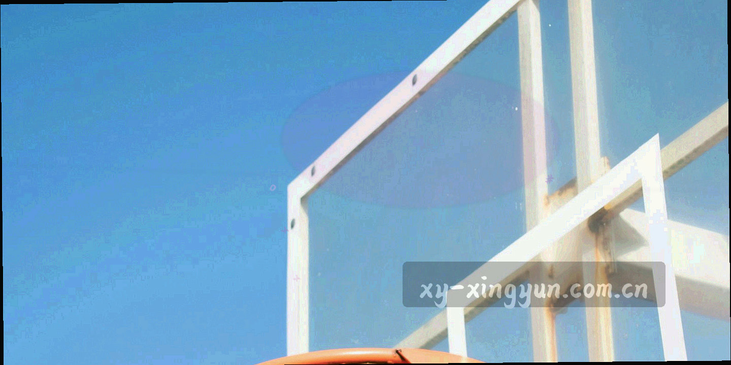 从看台边缘向下望向球场的低角度视野，空旷场地与灯带线条