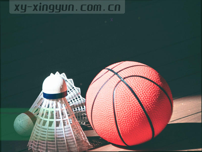 登记卡与回形针的局部特写，卡片斜放且边缘带磨损感